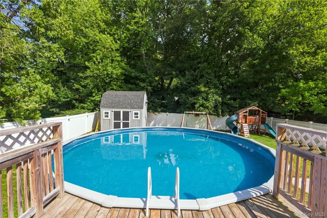 8 Loran Court, Nanuet, NY 10954