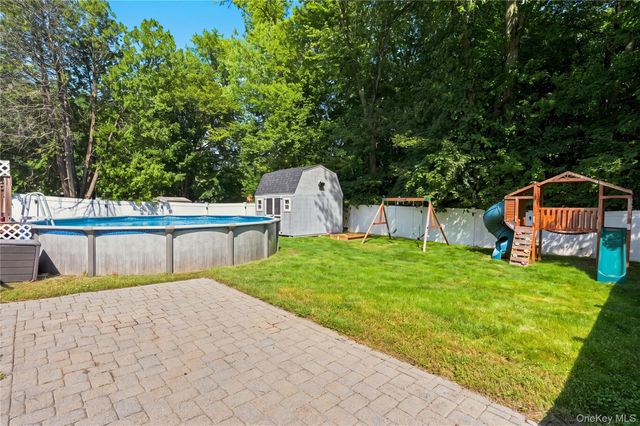8 Loran Court, Nanuet, NY 10954