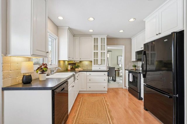 2430 W Applewood LANE, Glendale, WI 53209