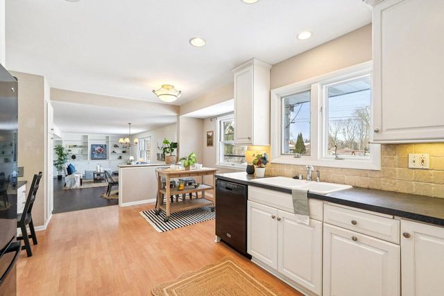 2430 W Applewood LANE, Glendale, WI 53209