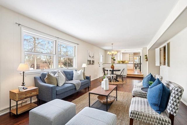 2430 W Applewood LANE, Glendale, WI 53209