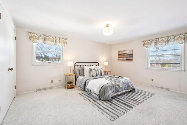 2430 W Applewood LANE, Glendale, WI 53209