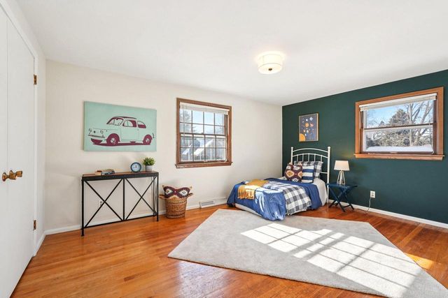 2430 W Applewood LANE, Glendale, WI 53209