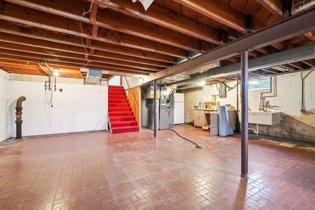 2430 W Applewood LANE, Glendale, WI 53209