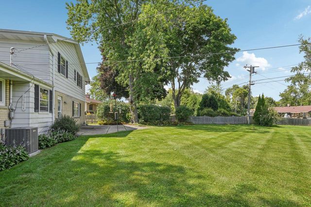 2430 W Applewood LANE, Glendale, WI 53209