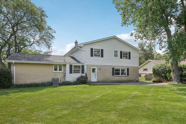 2430 W Applewood LANE, Glendale, WI 53209