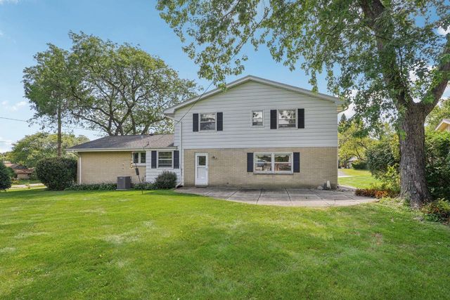 2430 W Applewood LANE, Glendale, WI 53209