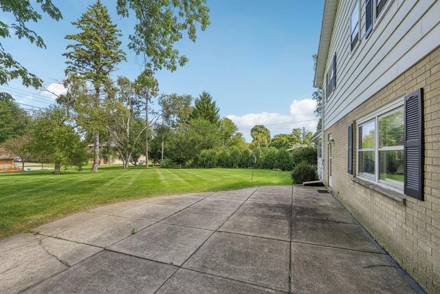 2430 W Applewood LANE, Glendale, WI 53209