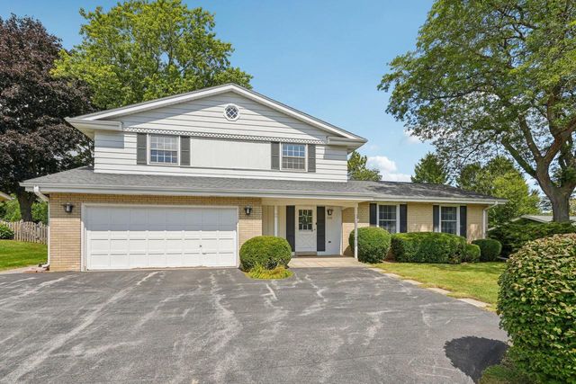 2430 W Applewood LANE, Glendale, WI 53209