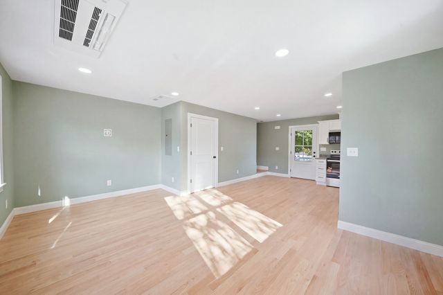 148 Groton Rd C, Chelmsford, MA 01863