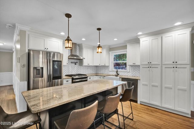 9305 Hi View Ln, Louisville, KY 40272