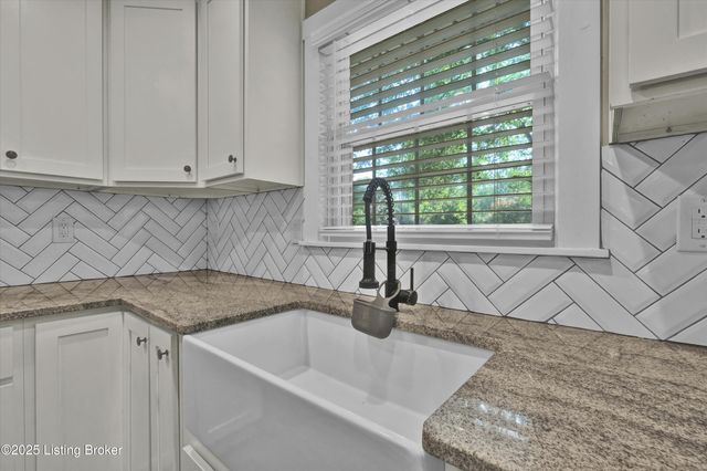 9305 Hi View Ln, Louisville, KY 40272