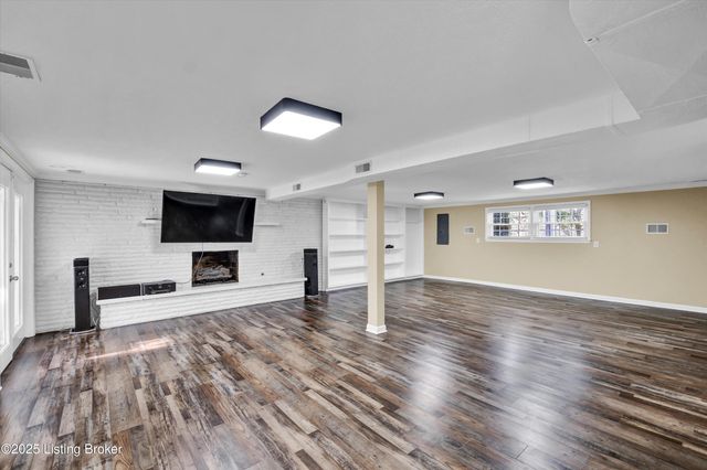 9305 Hi View Ln, Louisville, KY 40272