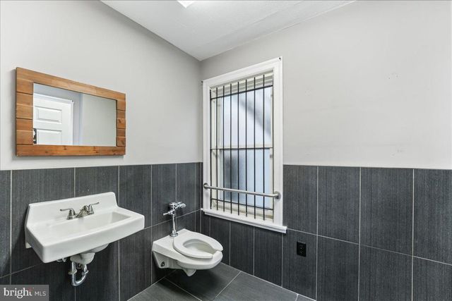 29 W LANCASTER, Ardmore, PA 19003