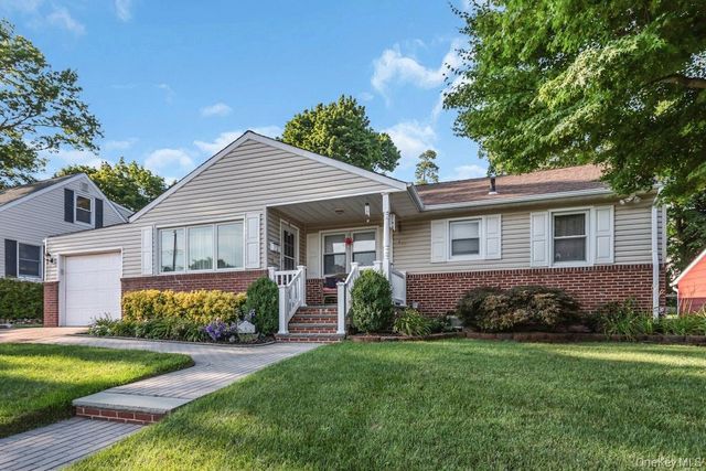 6 Emerald Drive, Glen Cove, NY 11542