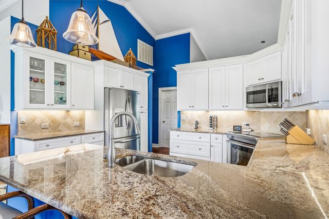 700 SUMMERWOOD Lane SW, Vero Beach, FL 32962