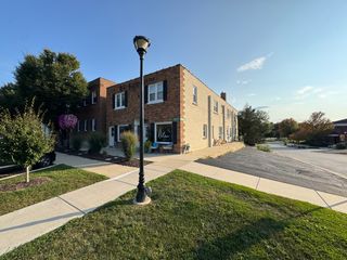 3S230 Warren Avenue 4, Warrenville, IL 60555