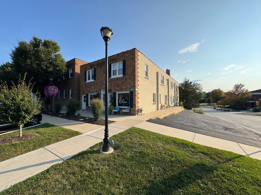 3S230 Warren Avenue 4, Warrenville, IL 60555