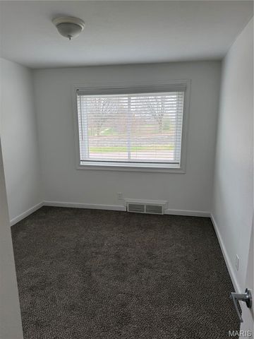 1119 N McKnight Road, University City, MO 63132