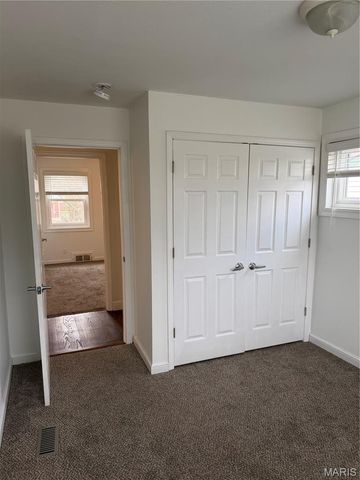 1119 N McKnight Road, University City, MO 63132