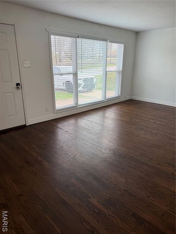 1119 N McKnight Road, University City, MO 63132