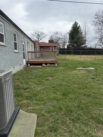 1119 N McKnight Road, University City, MO 63132