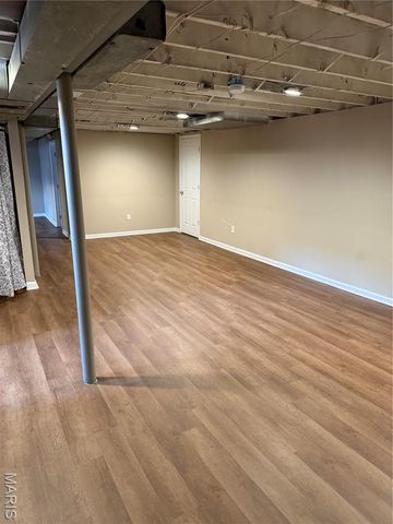 1119 N McKnight Road, University City, MO 63132