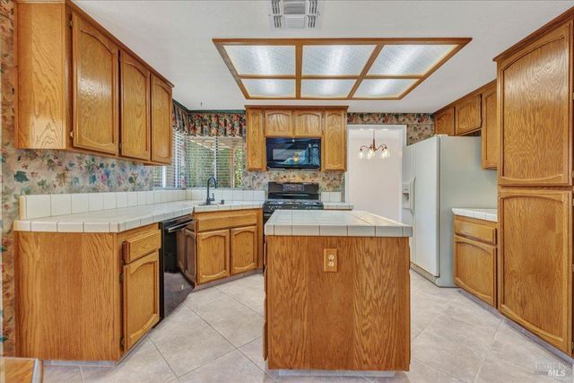724 Chelmsford Ct, Vacaville, CA 95688