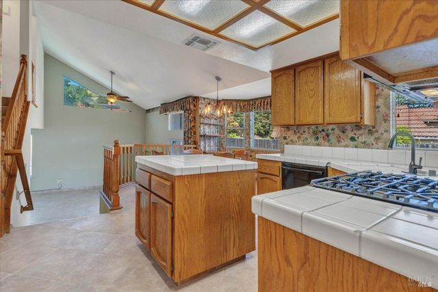 724 Chelmsford Ct, Vacaville, CA 95688