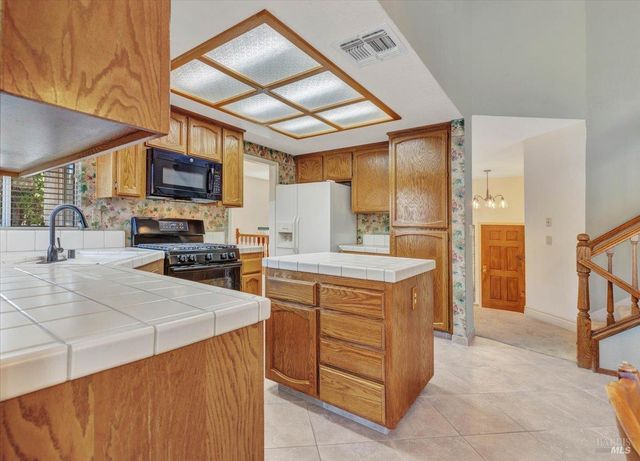 724 Chelmsford Ct, Vacaville, CA 95688