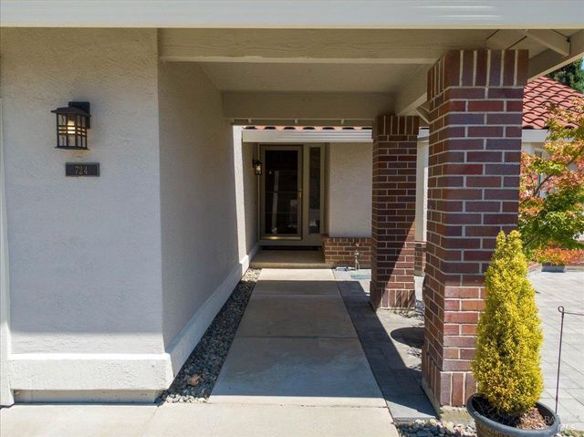 724 Chelmsford Ct, Vacaville, CA 95688