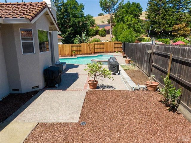 724 Chelmsford Ct, Vacaville, CA 95688
