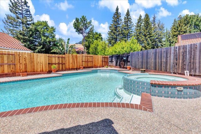 724 Chelmsford Ct, Vacaville, CA 95688