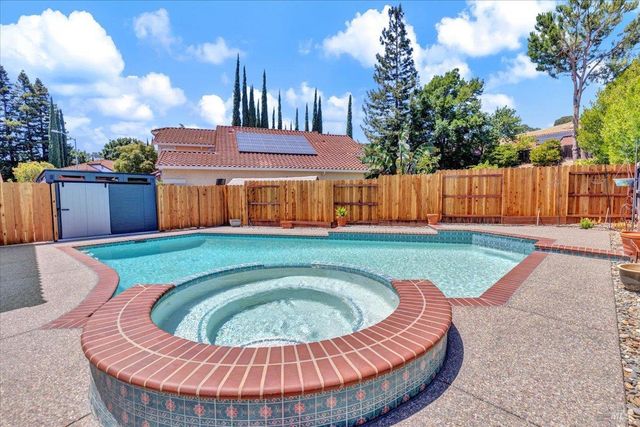 724 Chelmsford Ct, Vacaville, CA 95688