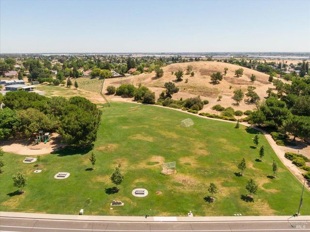 724 Chelmsford Ct, Vacaville, CA 95688
