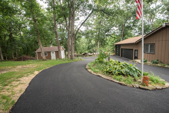 304 Wild Cherry Drive, Dixon, IL 61021