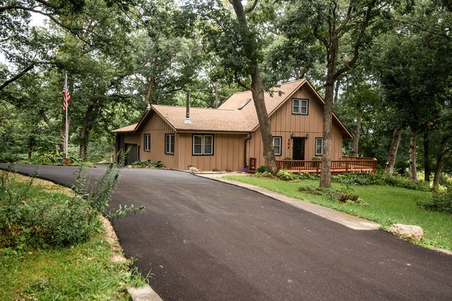 304 Wild Cherry Drive, Dixon, IL 61021