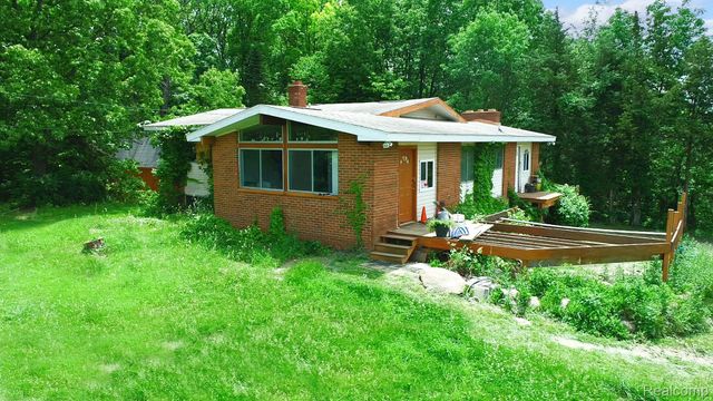 1050 Teggerdine Road, White Lake Charter Township, MI 48386
