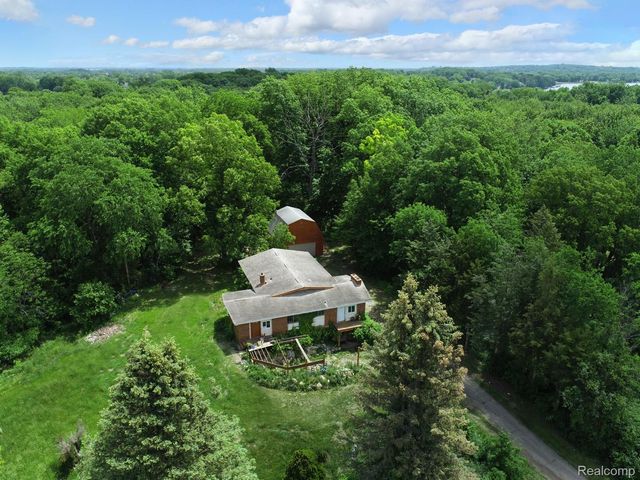 1050 Teggerdine Road, White Lake Charter Township, MI 48386