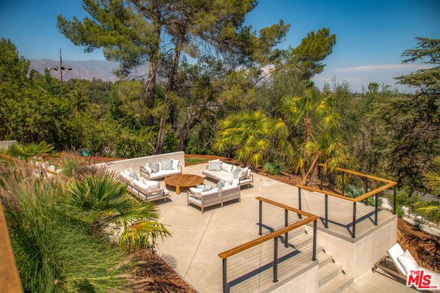 122 Patrician Way, Pasadena, CA 91105