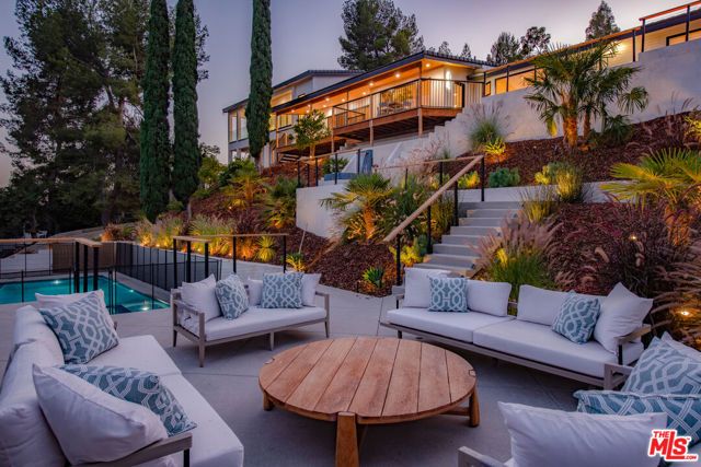 122 Patrician Way, Pasadena, CA 91105