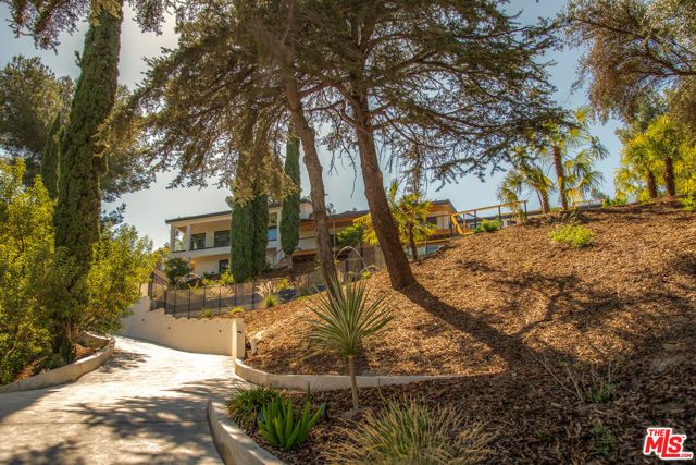 122 Patrician Way, Pasadena, CA 91105