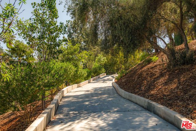 122 Patrician Way, Pasadena, CA 91105