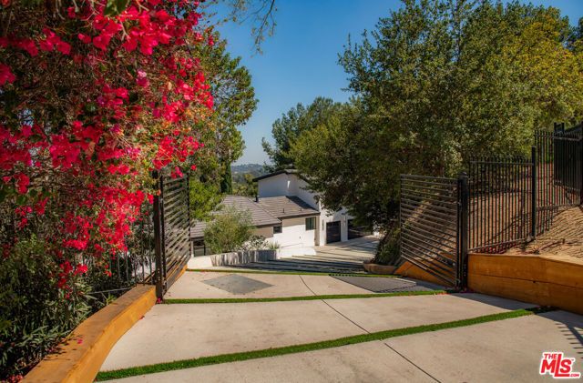 122 Patrician Way, Pasadena, CA 91105