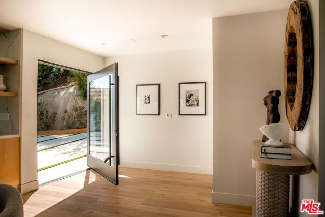 122 Patrician Way, Pasadena, CA 91105
