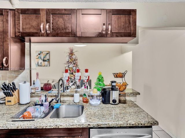 10241 NW 9th St Cir 204-5, Miami, FL 33172