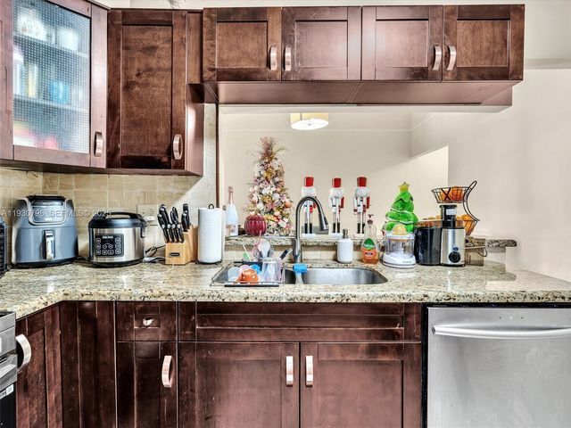 10241 NW 9th St Cir 204-5, Miami, FL 33172