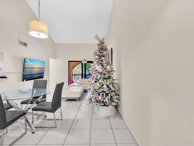 10241 NW 9th St Cir 204-5, Miami, FL 33172