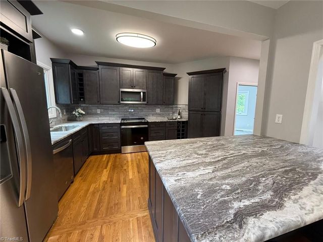 2528 Treetop Lane, Winston-salem, NC 27101