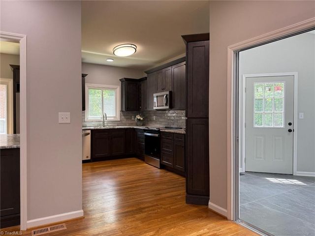 2528 Treetop Lane, Winston-salem, NC 27101